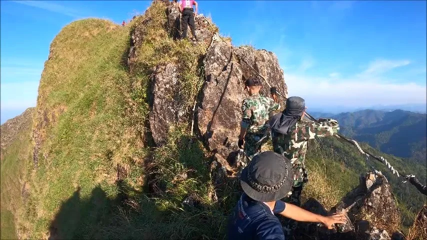 ซ้ายก็เหว ขวาก็เหว สันคมมีด เขาช้างเผือก อุทยานแห่งชาติ ทองผาภูมิ จ.กาญจนบุรี