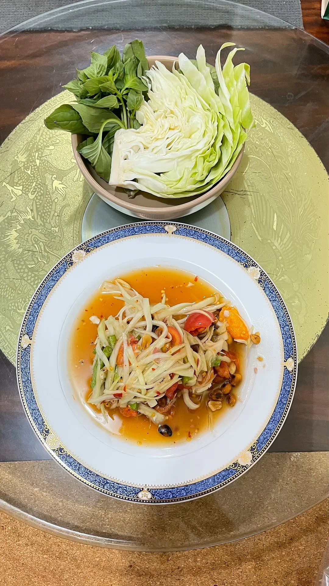 เมนู ส้มตำไทย ใส่ไข่เค็ม กินกับ กะหล่ำปลี อร่อยมาก