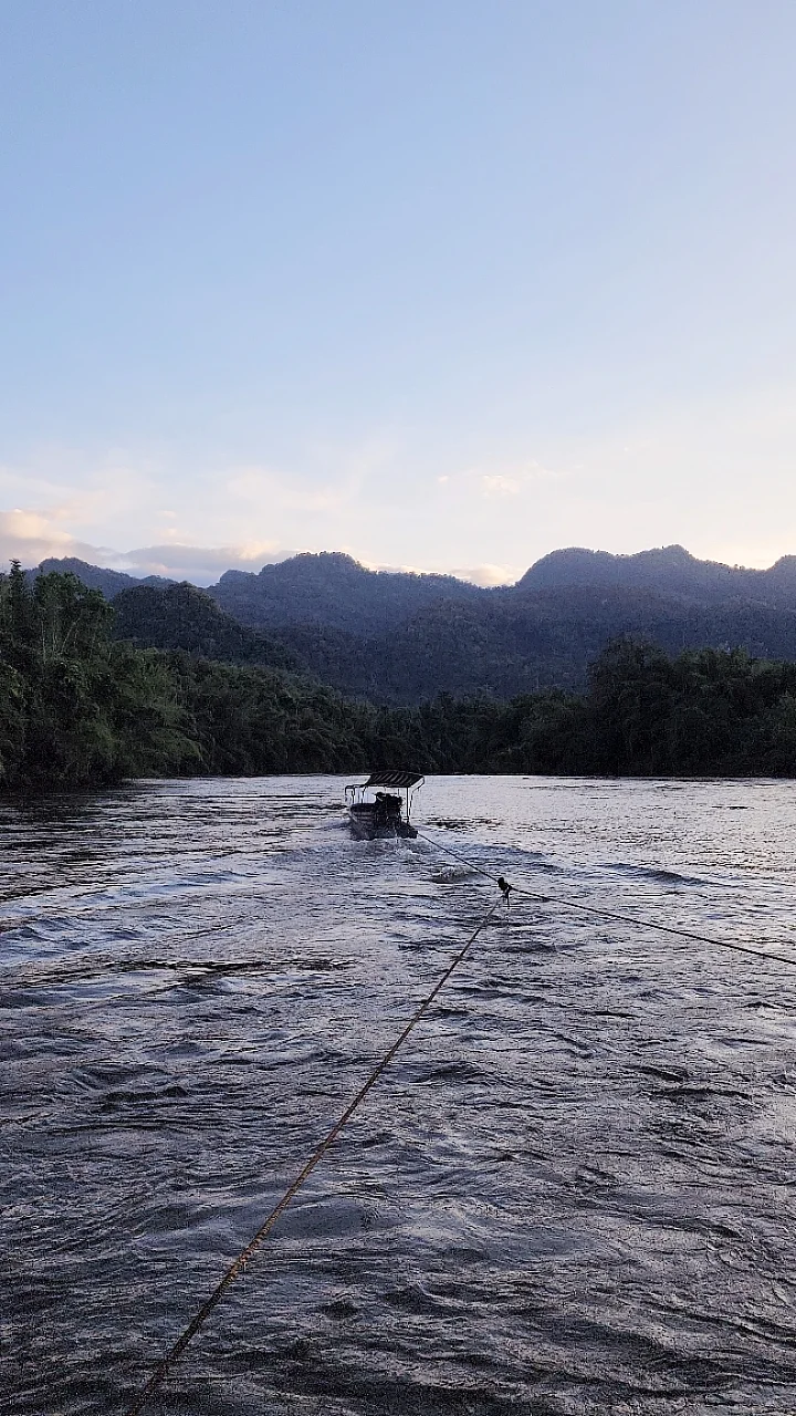 ลงเรือน้อยลอยวน ในสายชลห้วยละหาน