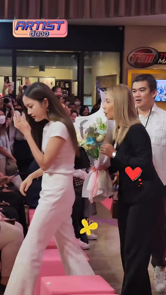 FANCAM โมเมนต์ ฟรีน มอบดอกไม้ให้ เบ็คกี้ น่ารักและหวานมาก