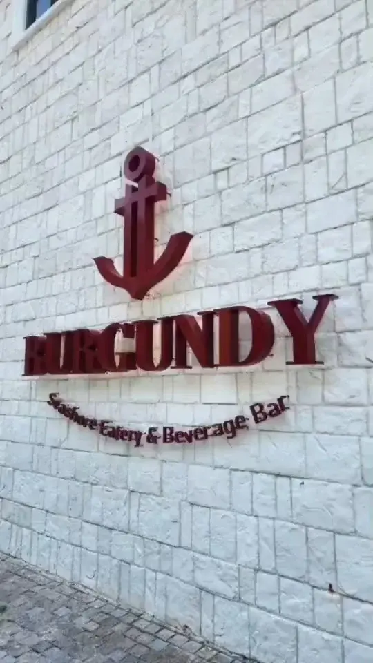 Burgundy Seashore Eatery คาเฟ่บางแสน วิวทะเล บรรยากาศโรแมนติกบนเขาสามมุข